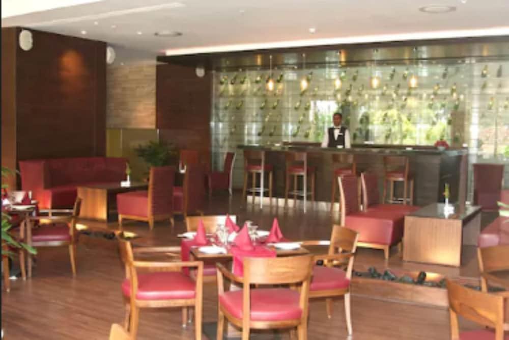The Retreat Hotel & Convention Centre Βομβάη Εξωτερικό φωτογραφία