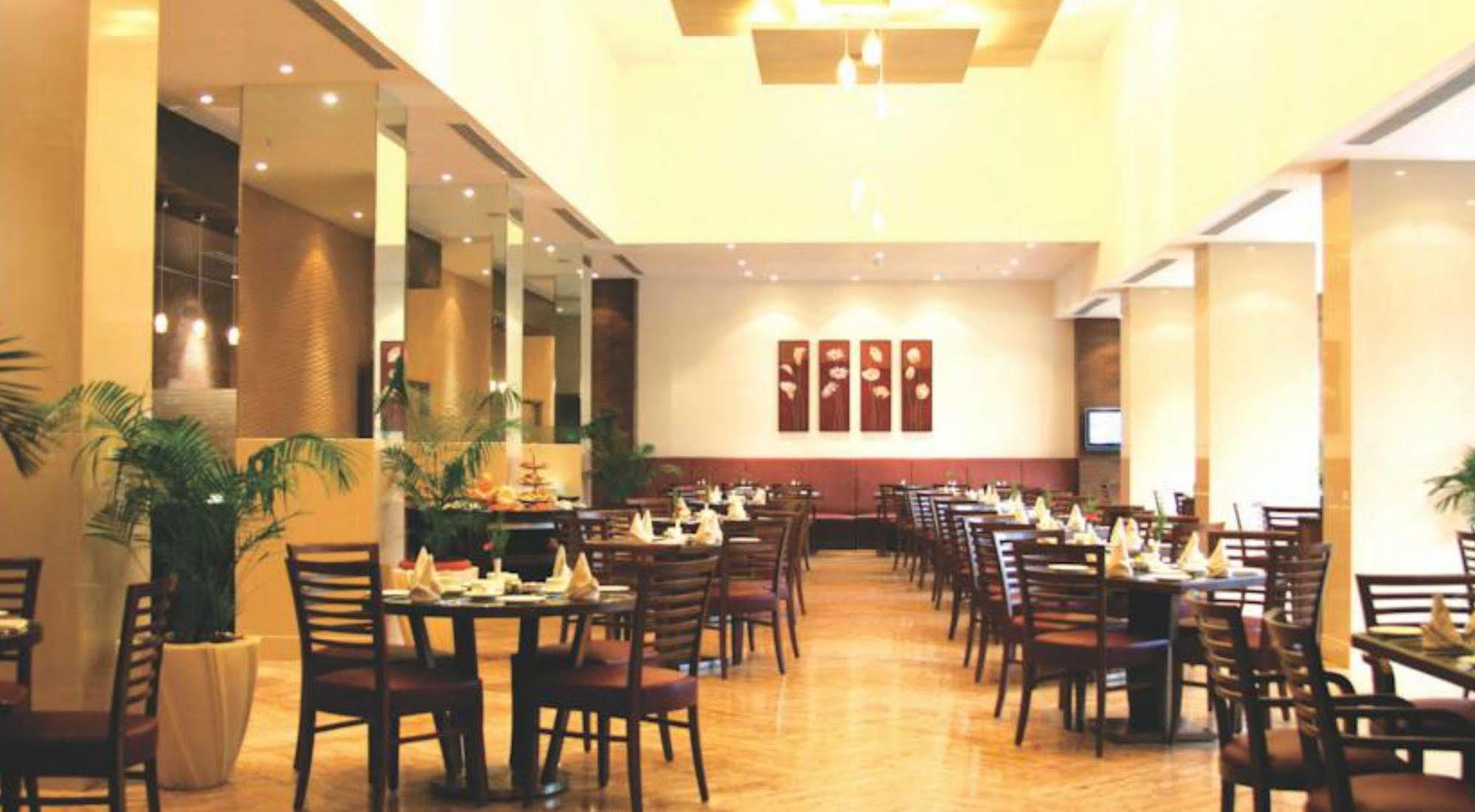 The Retreat Hotel & Convention Centre Βομβάη Εξωτερικό φωτογραφία