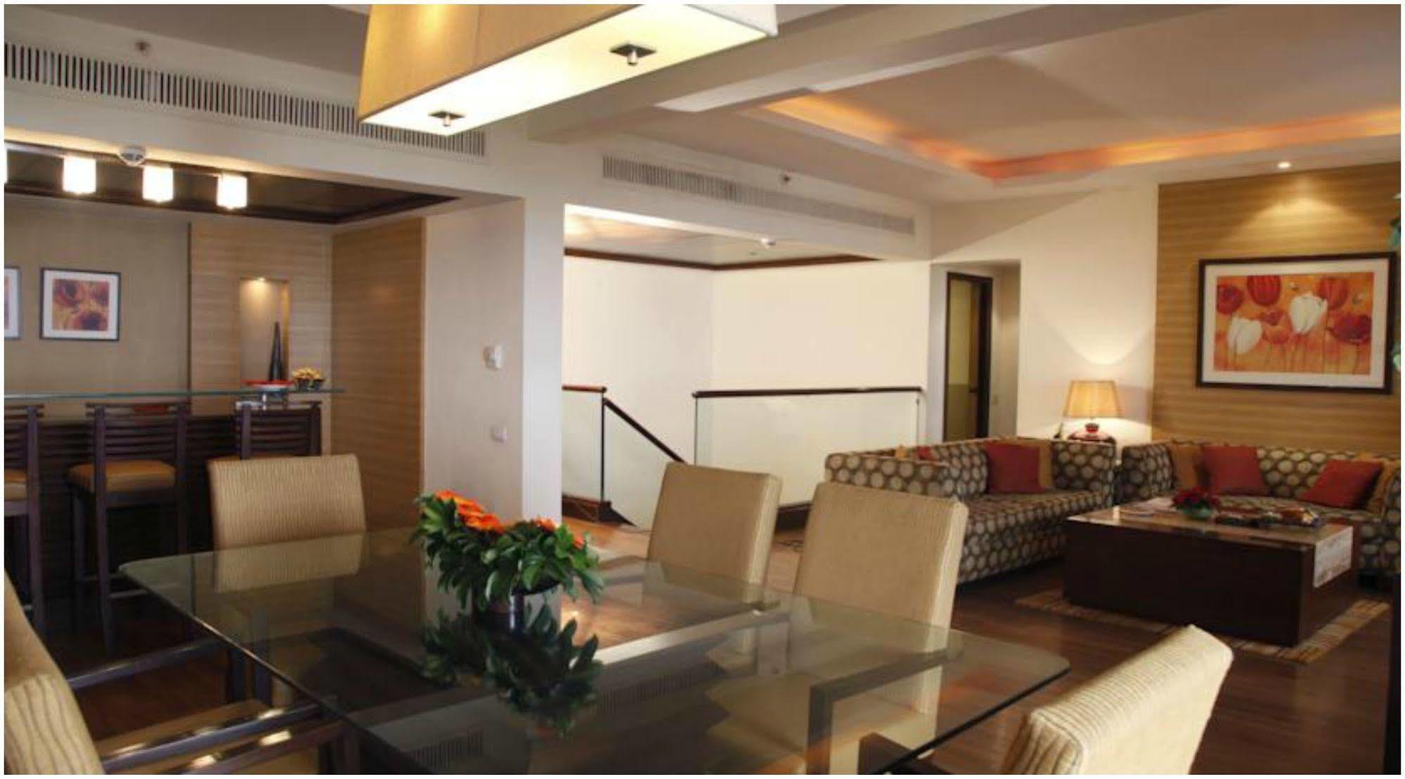 The Retreat Hotel & Convention Centre Βομβάη Εξωτερικό φωτογραφία