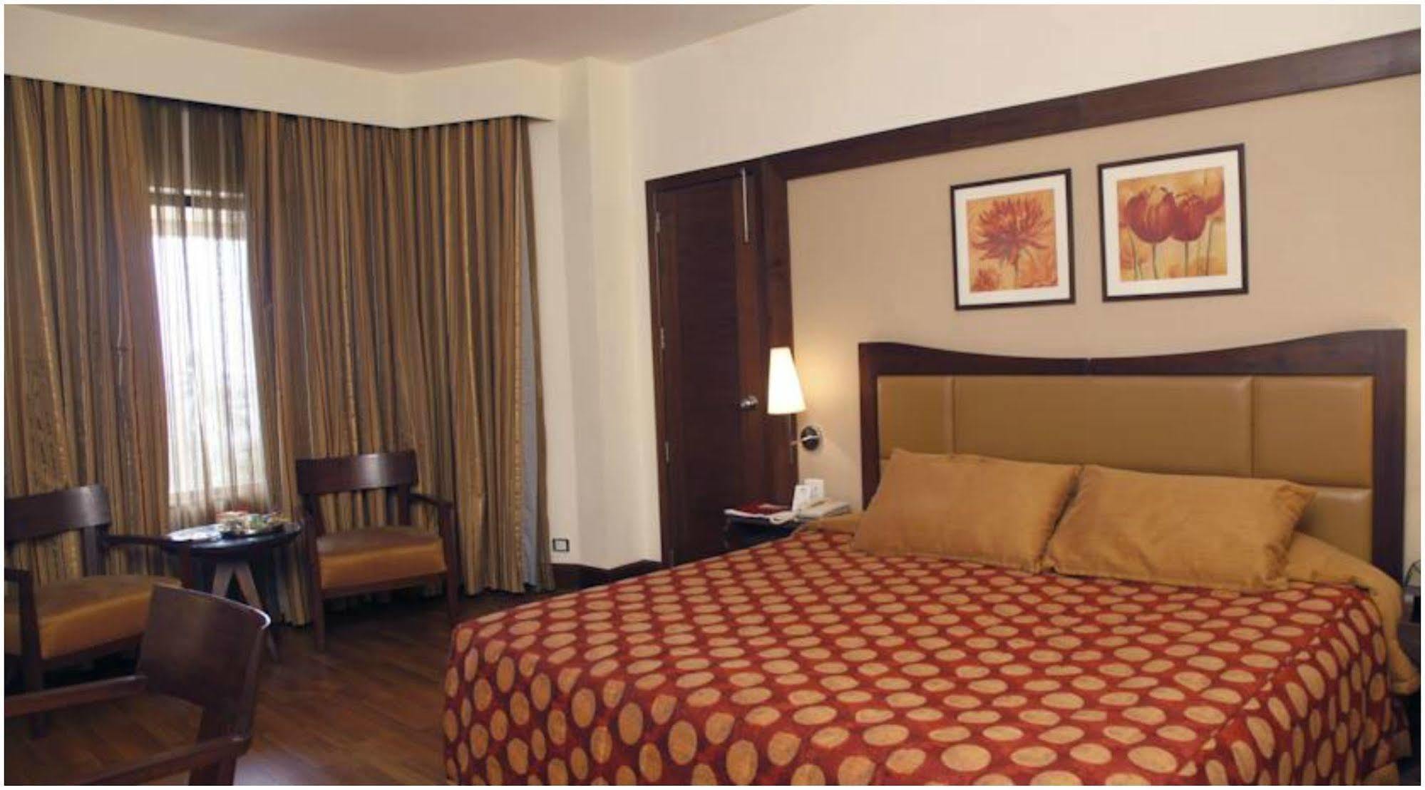 The Retreat Hotel & Convention Centre Βομβάη Εξωτερικό φωτογραφία