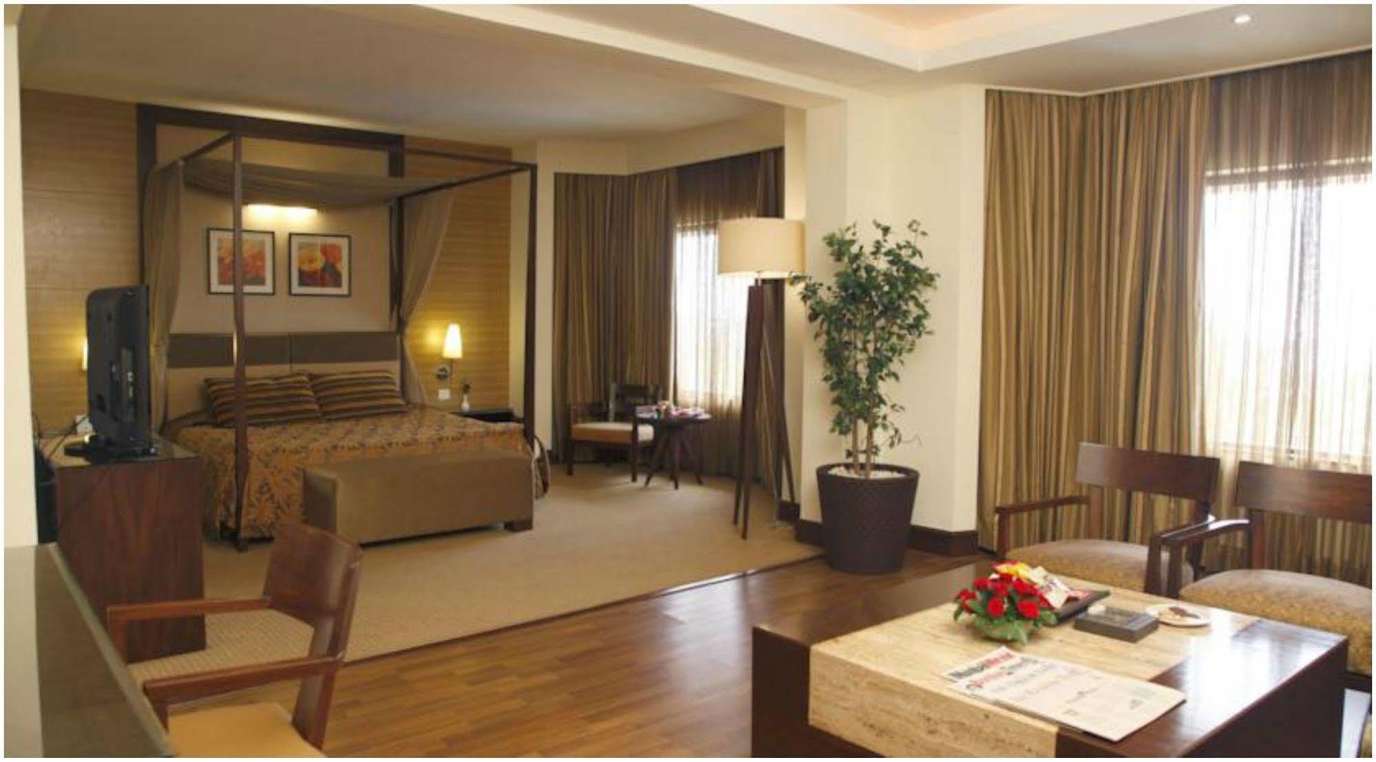 The Retreat Hotel & Convention Centre Βομβάη Εξωτερικό φωτογραφία