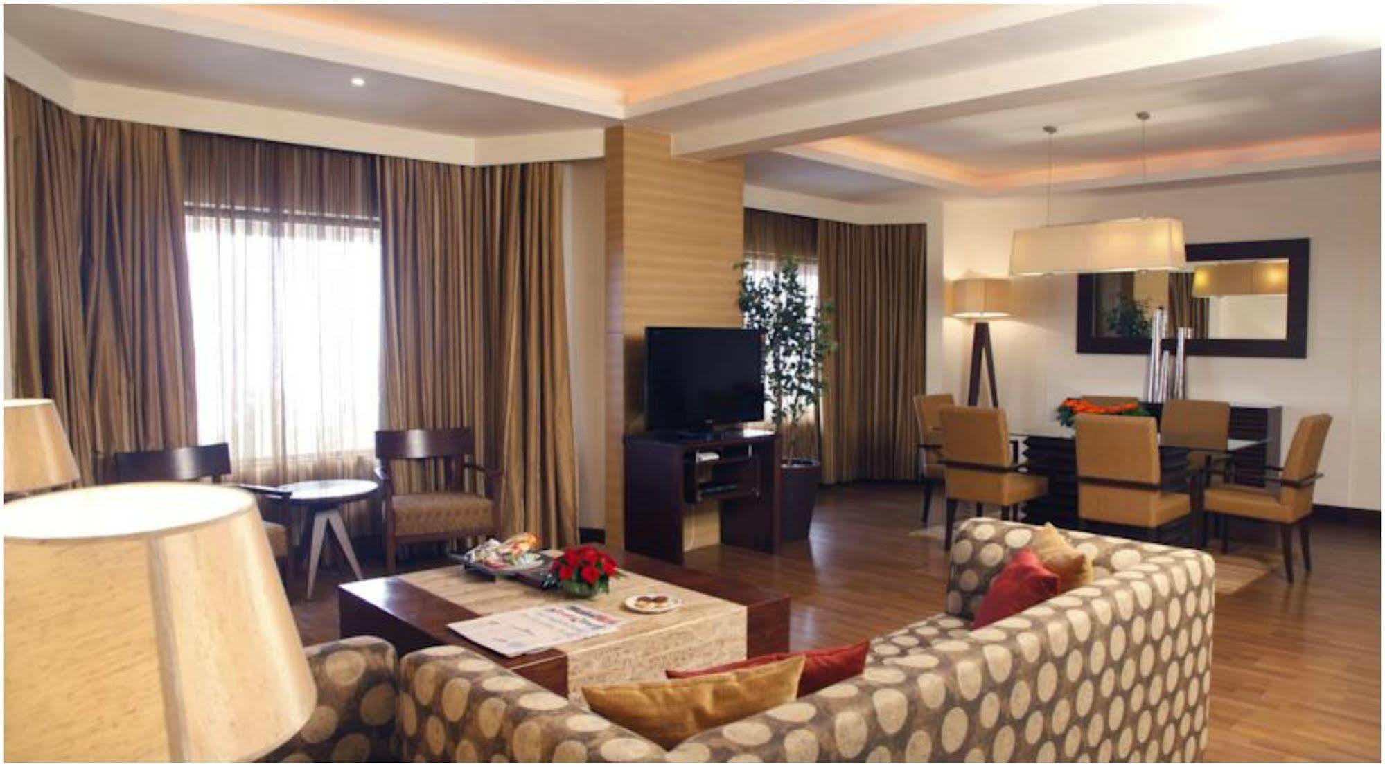 The Retreat Hotel & Convention Centre Βομβάη Εξωτερικό φωτογραφία